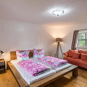 https://zuhaus-am-see.com-bavaria.com
